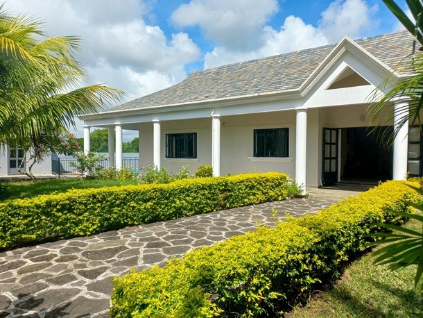 Pereybere Pool Villa Exterior Entrance Pathway