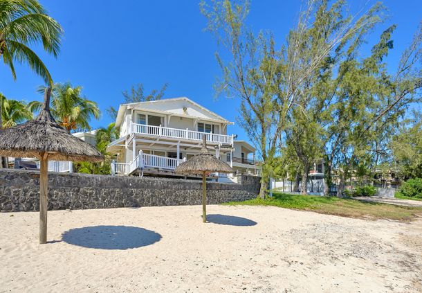 White Oaks 3 Bedroom Beachfront Villa 1
