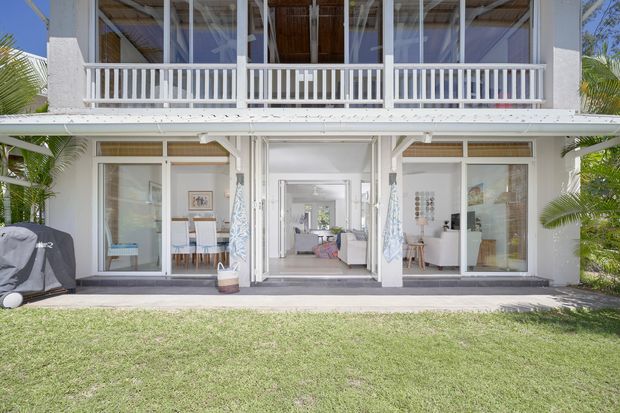 White Oaks 2 Bedroom Pool and Sea View Apartment 10B